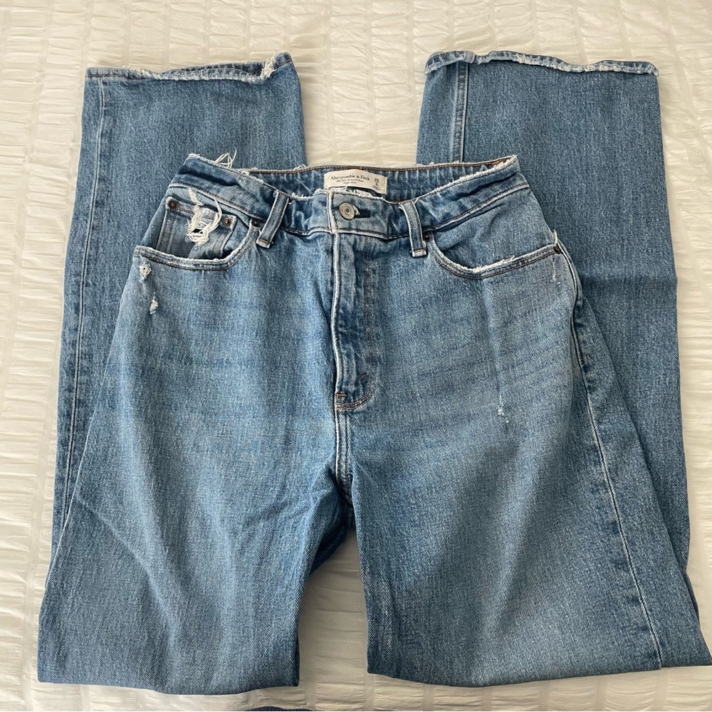 Abercrombie the 90’s relaxed jean high rise distressed